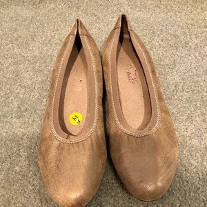 Munro 8.5N goldish  flat shoes.